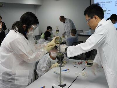 実験を通して銅の特徴を学ぶ中学生（JX金属理科教室）