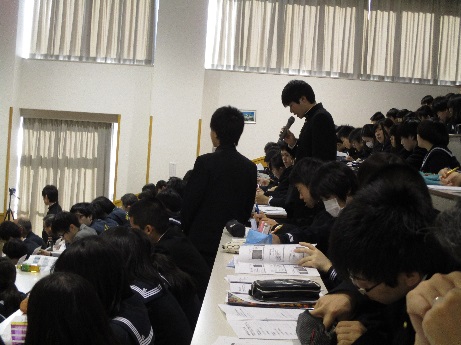 質問をする釜石高校の１年生