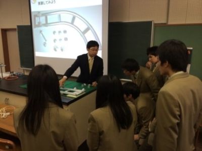 車輪の模型を見ながら説明する中野公彦准教授